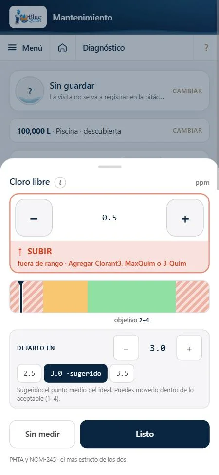 Captura de una lectura del agua en la app: cloro libre, con botones para subir o bajar el valor y la barra del rango ideal